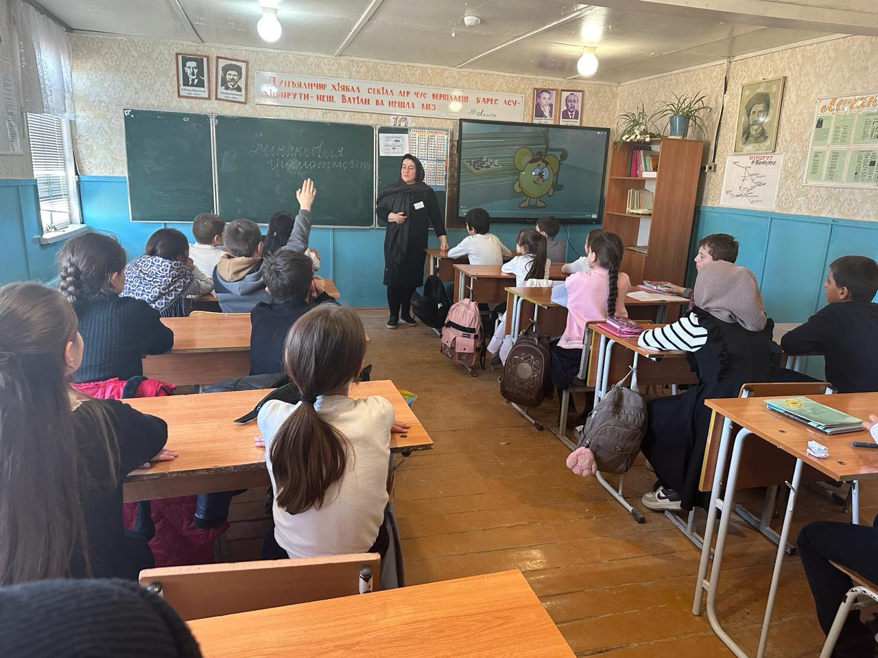 Психолог Шихшабекова Муршидат организовала просмотр мультфильма по финансовой грамотности для учащихся 4-го класса.